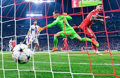 Lucas Hernández marca el primero gol del Bayern ante el Barcelona este martes en el Allianz.