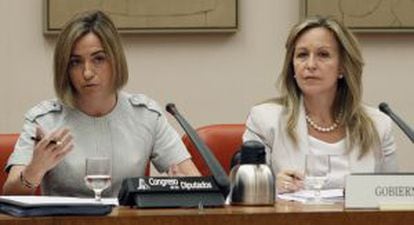 La ministra de Defensa, Carme Chacón (izquierda), y la de Asuntos Exteriores, Trinidad Jiménez, comparecen ante una reunión conjunta de las comisiones de Defensa y de Exteriores del Congreso.