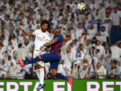 Arturo Vidal y Marcelo pelean por un balón.
