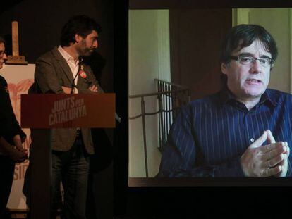 Carles Puigdemont participa por videoconferencia en un acto electoral. En vídeo, la campaña a distancia del expresident catalán.
