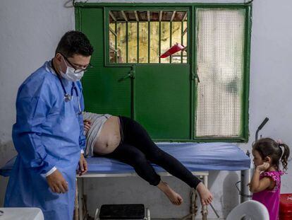 Mayron Vergel, doctor de Médicos sin Fronteras, atiende a una mujer embarazada en La Gabarra, frontera colombiana con Venezuela, a finales de agosto.