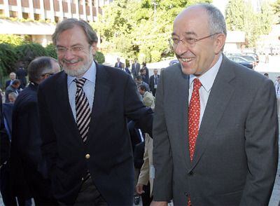 Juan Luis Cebrián (izquierda) acompaña a Fernández Ordóñez, al inicio de las jornadas.