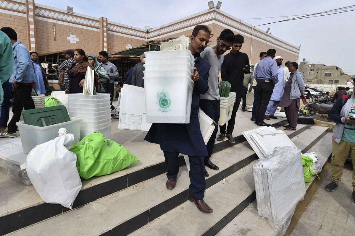Pakistán acude a las urnas en un clima de violencia y división política |  Internacional
