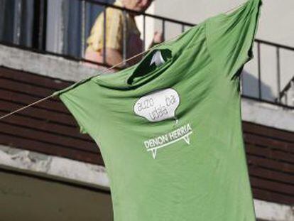 Una camiseta a favor de la entidad local de Itziar en un balc&oacute;n del barrio.