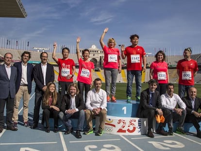 Els medallistes de la marató dels Jocs del 92, en un podi commemoratiu a l'Estadi Olímpic, amb els organitzadors de la Marató Barcelona.