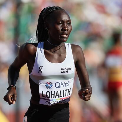 Anjelina Nadai Lohalith, del Equipo Olímpico de Atletas Refugiados, corre en el evento de 1.500 m femenino en el Campeonato Mundial de Atletismo Oregon22, el 15 de julio de 2022, en Eugene, Oregon, Estados Unidos.
