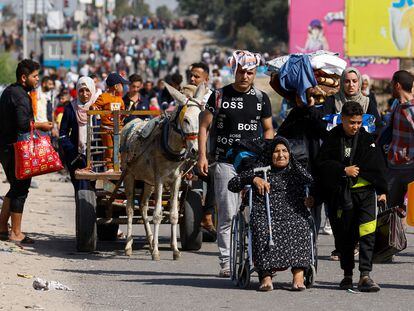 Palestinos se desplazan hacia el sur de la Franja de Gaza, el 10 de noviembre de 2023, aprovechando una pausa en los bombardeos y debido a que la presencia militar israelí en la parte norte de la Franja es cada día más importante