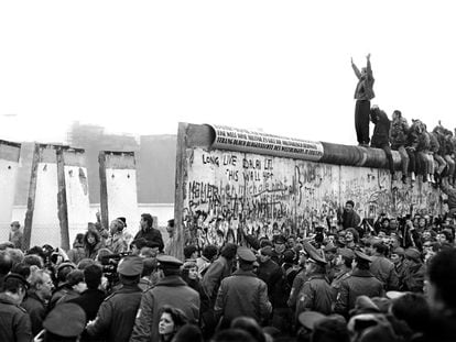 Multitud al mur de Berlín el 1989.