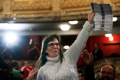 Una mujer del público celebra ser portadora de un quinto premio durante el sorteo de Navidad celebrado en el Teatro Real en Madrid.

