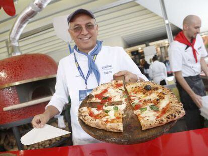 El cocinero Enzo Coccia sostiene una de sus famosas pizzas este domingo en San Sebasti&aacute;n. 