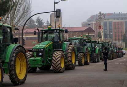 Los agricultores de Zamora se movilizan este martes de forma espontánea por las calles de la ciudad con una tractorada para visibilizar sus protestas. 
