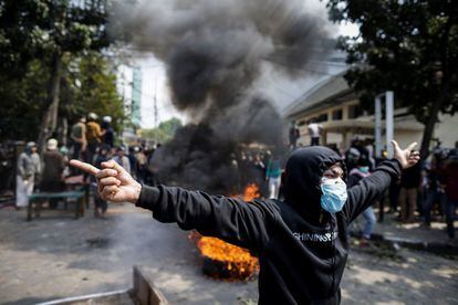 Un manifestante se enfrenta a los agentes de la policía antidisturbios frente al edificio de la Junta de Supervisión, el 22 de mayo de 2019.