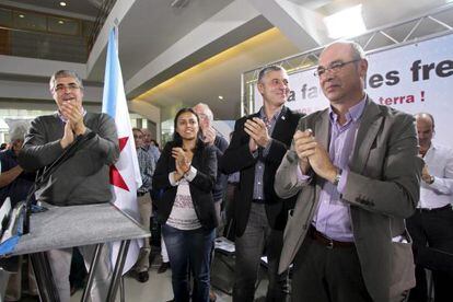 El candidato del BNG a la Xunta, Francisco Jorquera (derecha), acompañado de Carlos Aymerich (izquierda), Iria Aboi y Bieito Lobeira. / S. SAS (EFE)