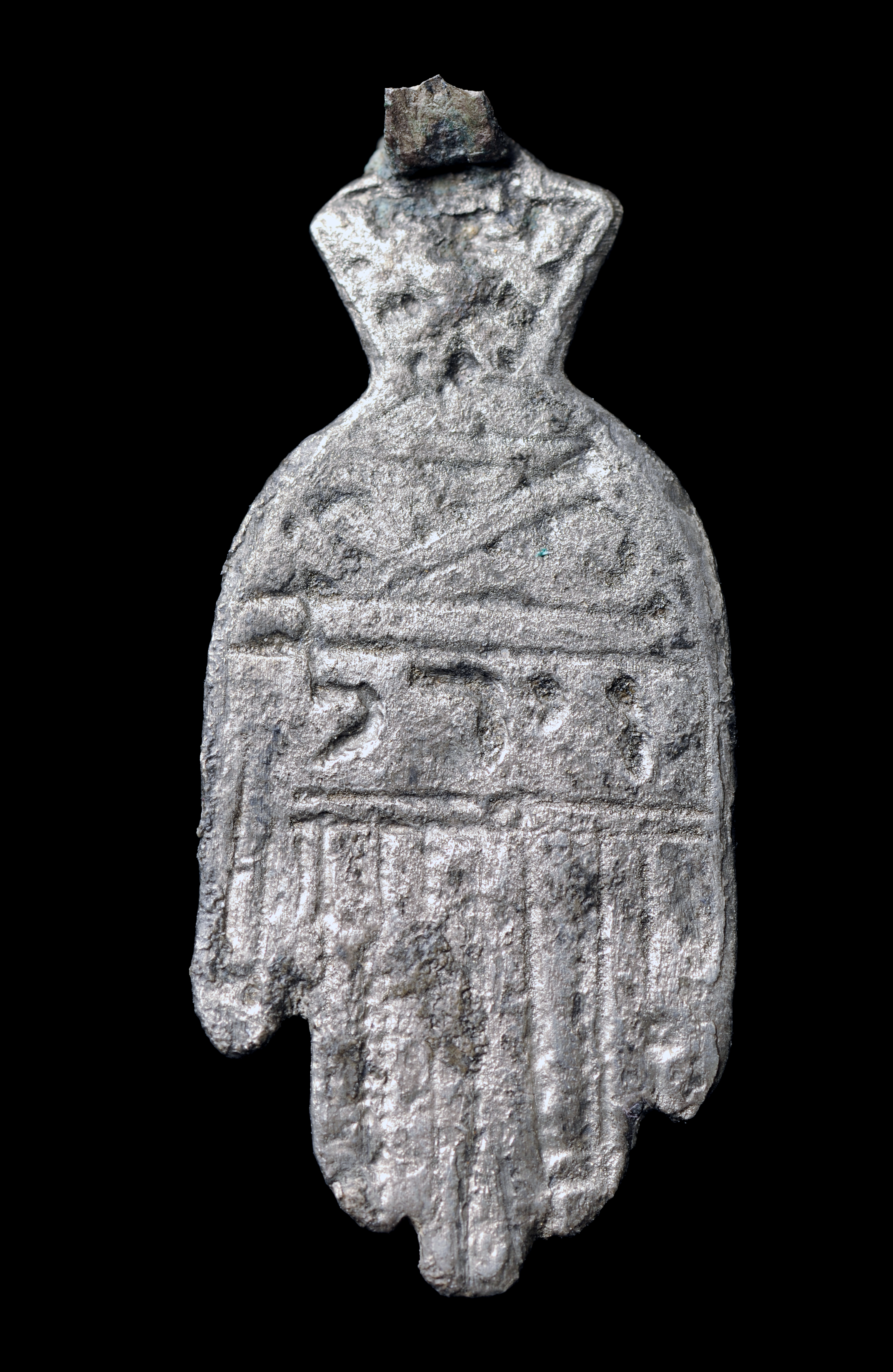 El colgante judío con forma de hamsa (mano), del siglo XIII-XIV, hallado en una necrópolis cristiana en Calatañazor. / MUSEO NUMANTINO DE SORIA