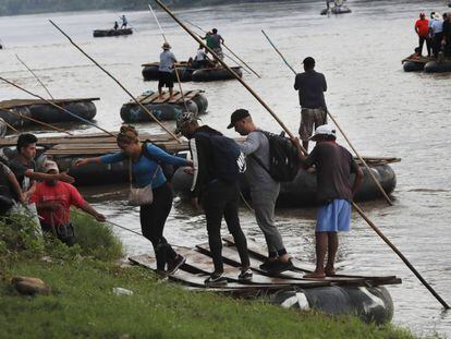 Algunos migrantes en el río Suchiate, ubicado en la frontera entre México y Guatemala. 