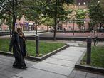 Uma mulher passeia por um dos parques que ligam os diversos blocos do gueto semicerrado de Mjølnerparken, no centro de Copenhague, no qual vivem quase 2.000 pessoas.