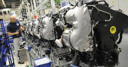 Un empleado de Volkswagen trabaja en una cadena de montaje de motores di&eacute;sel MDB en la planta de Salzgitter (Alemania). EFE/Archivo