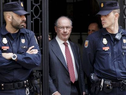 FOTO: Rodrigo Rato, al salir de su oficina en Madrid tras un registro en abril de 2015. / VÍDEO: Claves del escándalo de las tarjetas 'black'.