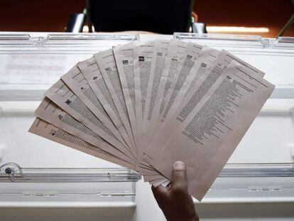 Una persona muestra las catorce papeletas de las correspondientes formaciones pol&iacute;ticas a las que los ciudadanos navarros podran votar este pr&oacute;ximo domingo EFE