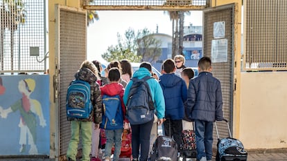 Salida de los alumnos en un colegio público valenciano.