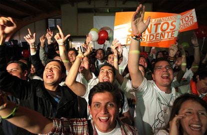 Los seguidores del candidato Juan Manuel Santos, celebran la victoria del ex ministro de Defensa en la primera vuelta de las elecciones colombianas.
