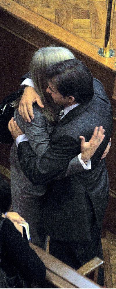 Corominas y su pareja se abrazan en la Audiencia de Barcelona.