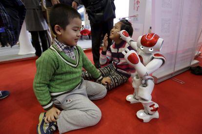 El robot NAO, fabricado por Aldebaran Robotics, sigue siendo una de las mayores atracciones de las ferias del sector. Aquí, baila una canción popular china, "Pequeña manzana".