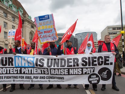 Trabajadores del Servicio Nacional de Salud del Reino Unido protestan en Londres, el 1 de mayo.