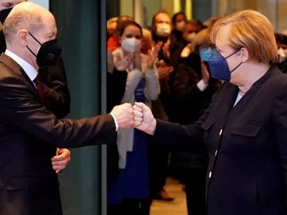 Olaf Scholz se despide de la excanciller alemana Angela Merkel tras el traspaso de poderes.