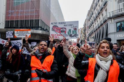 Cientos de personas marchan en una manifestación por las afecciones de las obras de la línea 7B de metro, de la Plaza de Callao hasta la Puerta del Sol el pasado 8 de enero.