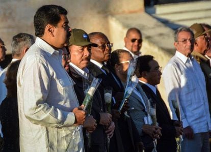 Los presidentes de Venezuela, Nicolás Maduro (izquierda), y de Nicaragua, Daniel Ortega (3 por la izquierda), asisten al entierro de las cenizas del líder cubano Fidel Castro en el cementerio Santa Ifigenia, en Santiago de Cuba.