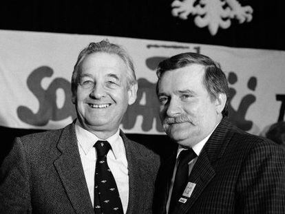 El cineasta Andrzej Wajda (i) junto con el l&iacute;der pol&iacute;tico Lech Walesa. 