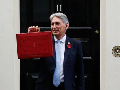 El ministro de Economía de Reino Unido, Philip Hammond, posa con los Presupuestos este lunes antes de dirigirse al Parlamento
