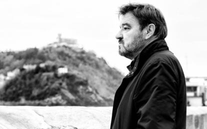 El poeta Karmelo Iribarren, en el muelle de San Sebastián.