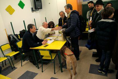 Un ciudadano ciego vota en un colegio en Barcelona 