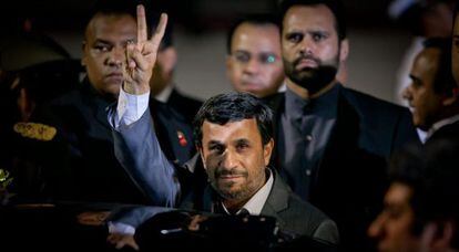 El presidente de Ir&aacute;n, Mahmud Ahmadineyad (c), saluda a su llegada hoy, domingo 8 de enero de 2012, al aeropuerto de Maiquet&iacute;a, que sirve a la capital venezolana, donde fue recibido por el vicepresidente de Venezuela, Elias Jagua.