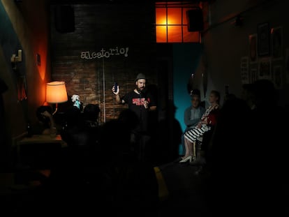 Sesion de micro abierto en el bar Aleatorio en Madrid, donde la gente puede recitar sus poemas y textos personales.