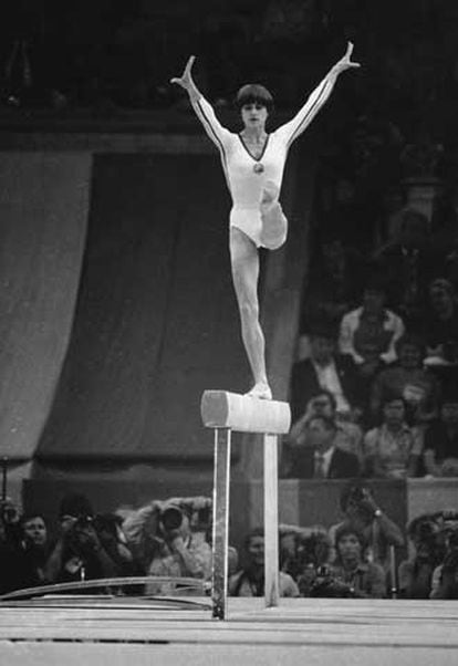 Nadia Comaneci, en una de sus actuaciones gimnásticas en Montreal en 1976.