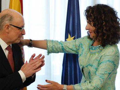 La ministra de Hacienda, María Jesús Montero, saluda a su antecesor Cristóbal Montoro, durante el traspaso de la cartera ministerial.