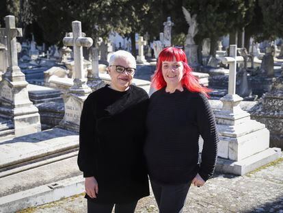 Paloma Contreras (izquierda) y Ainara Ariztoy, de la asociación FunerArte, en el cementerio de San Justo, en Madrid.