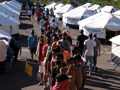 Migrantes venezolanos hacen fila en un centro de salud en la frontera entre Colombia y Venezuela. En video, entrevista a Paula Rossiasco.