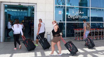 Turistas brit&aacute;nicos en el aeropuerto de la capital tunecina.