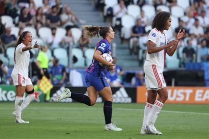 El equipo francés se adelantó en el marcador con un golazo de Henry a los seis minutos de juego. A los veinte minutos Ada Hegerberg marcó el segundo gol conectando un gran cabezazo en el segundo palo. Macario hizo el tercero y Alexia Putellas (en la imagen, tras marcar el gol) anotó el 1-3 para el Barcelona en el minuto 41. 