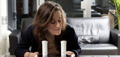Una mujer prueba el oPhone, el nuevo dispositivo capaz de transmitir olores. 