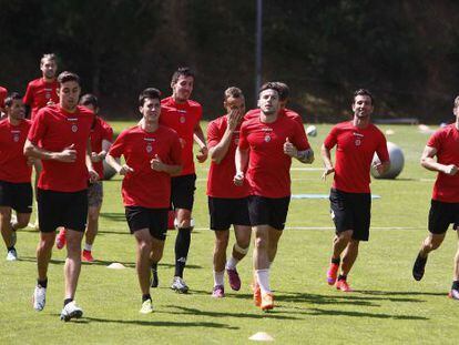 Jugadores del Girona entren&aacute;ndose en el campo de Montilivi.