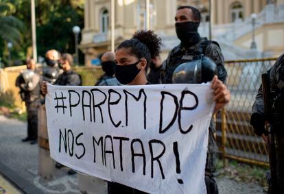 Una manifestante con un cartel que dice "Dejen de matarnos" este domingo en una protesta contra la violencia policial en Río de Janeiro.