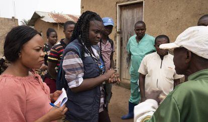 Un equipo de la OMS habla con vecinos en el distrito sanitario de Tamende (República Democrática del Congo).