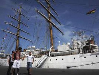 Imagen disponible el 14 de octubre del 2012 de la tripulación de la fragata argentina Libertad en el puerto Tema de Ghana. EFE/Archivo