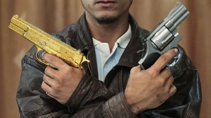 Omran Shaban, el miliciano que saltó sobre Gadafi, con las pistolas del dictador libio.