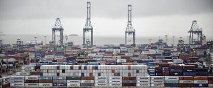 Contenedores con mercanc&iacute;a en el puerto de Guangzhou (China). 
